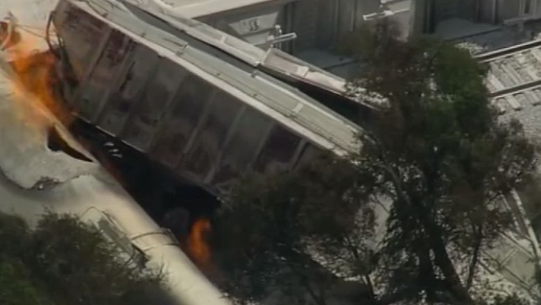 Doua trenuri incarcate cu substante chimice s-au ciocnit in Arkansas Imagine