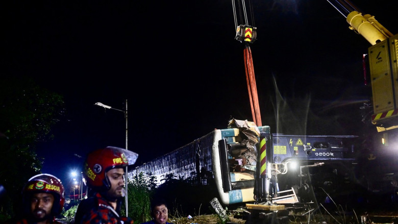 Doua trenuri s-au ciocnit in Bangladesh. Cel putin 17 persoane au murit si alte cateva zeci au fost ranite Imagine