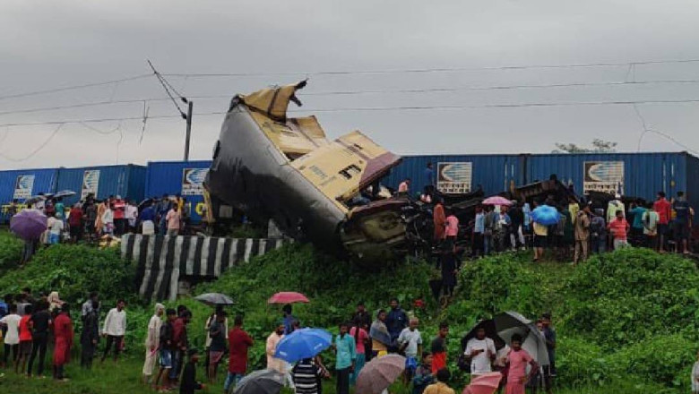Doua trenuri s-au ciocnit in India, zeci de morti si raniti Imagine