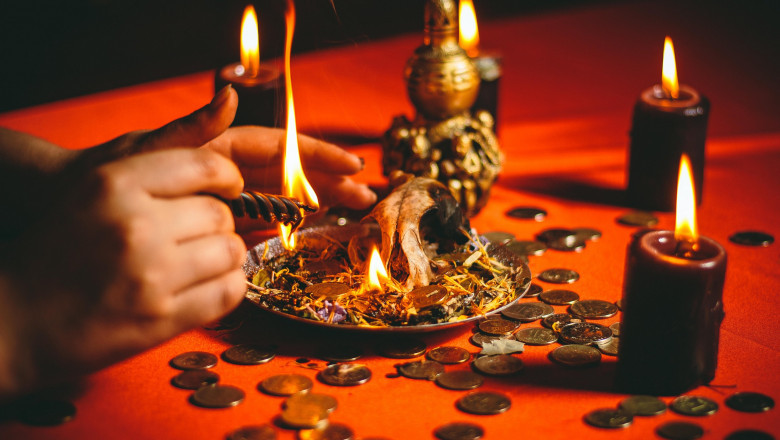 Doua „vrajitoare” din Bucuresti, retinute dupa ce au inselat o femeie cu peste 30.000 de euro pentru ritualuri „de impreunare” Imagine