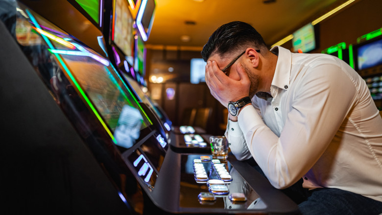 Drama dependentilor de jocuri de noroc. Marturia unui tanar actor, care a reusit sa se vindece: „Pierdeam 5.000 de euro pe noapte” Imagine