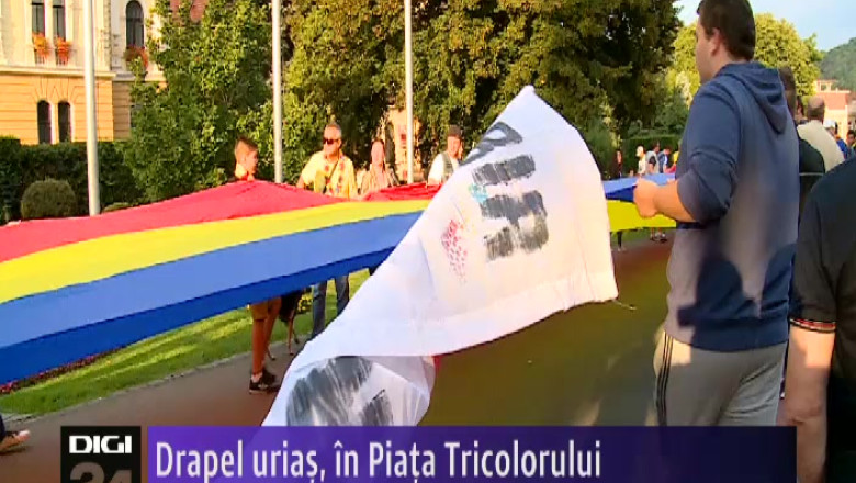  Drapel urias, in Piata Tricolorului  Imagine