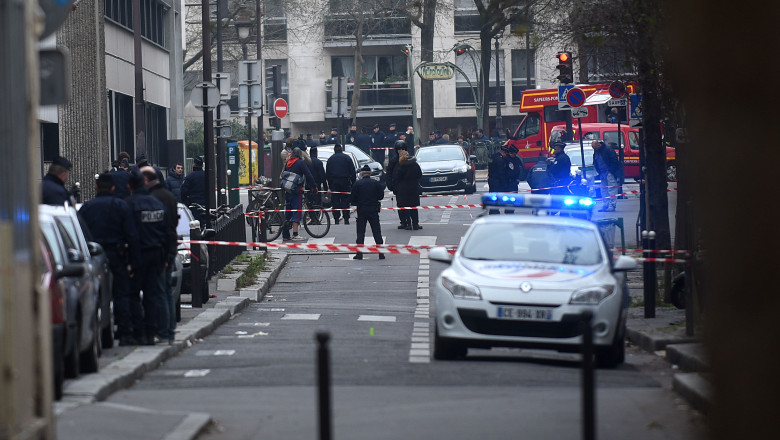 Drapele jihadiste si cocktailuri Molotov, gasite de anchetatori in masina abandonata de autorii atacului de la Paris Imagine
