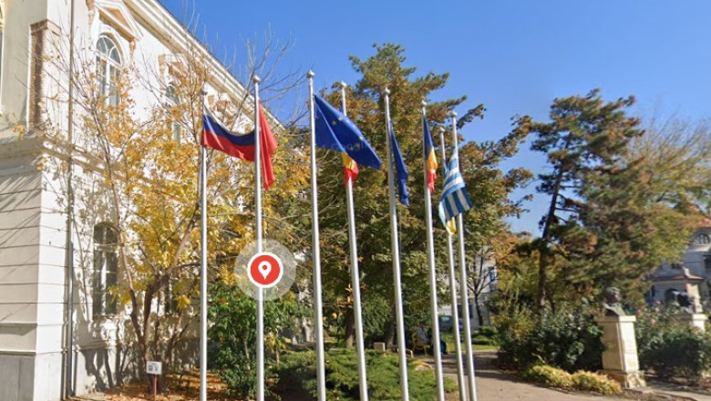 Drapelul Rusiei, care era arborat langa Muzeul de Arta din Tulcea, a fost dat jos. Oana Toiu ceruse primariei sa indeparteze drapelul Imagine