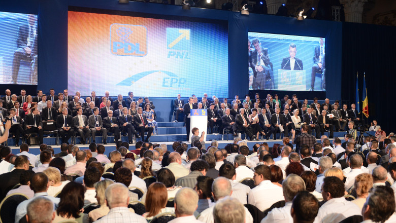 Dreapta romaneasca a facut un pas oficial catre unificare intr-o atmosfera incinsa la propriu Imagine