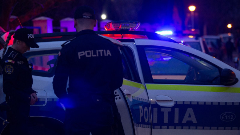 Droguri ascunse in ghiozdanul unei fetite de opt ani. Doi barbati si o femeie au fost arestati de politistii din Bucuresti Imagine