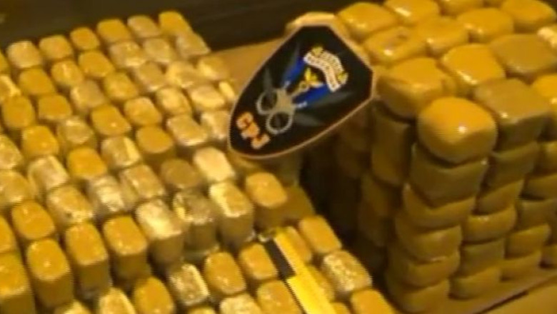 Droguri transportate cu un camion romanesc. 180 de kilograme de heroina au fost gasite de vamesii din Cehia Imagine