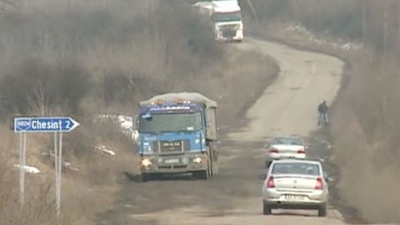 Drum asfaltat cu... gropi. Soseaua care face legatura intre Timisoara si Lipova nu a fost reabilitata Imagine