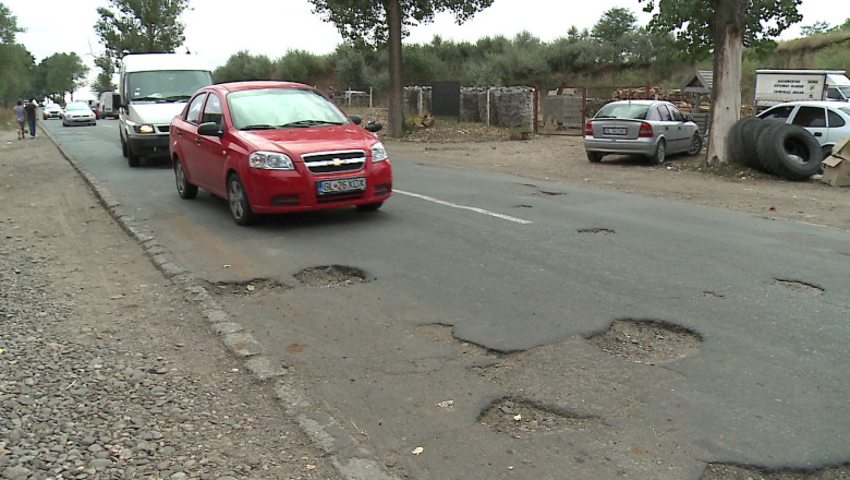 Drum ca dupa bombardament. DJ 251 este plin de gropi si denivelari Imagine