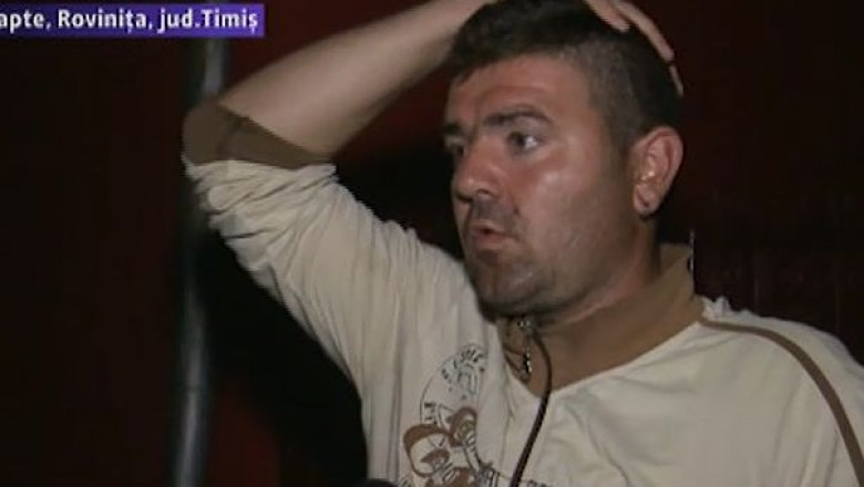 Drum inghitit de ape, la Rovinita Mare. Mai multe curti au fost inundate Imagine