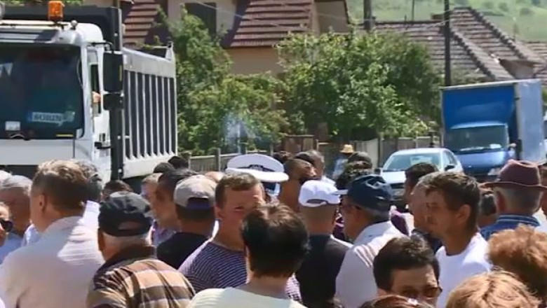 Drum judetean, blocat de localnici Imagine