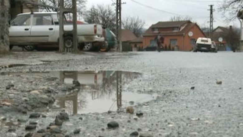 Drum judetean distrus de autostrada. Locuitorii se plang ca li se crapa casele Imagine