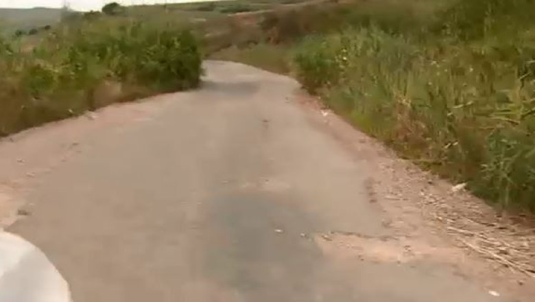Drum judetean neasfaltat de zeci de ani Imagine