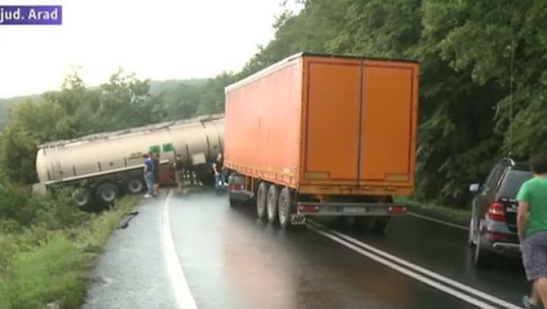 Drum national blocat dupa ce o cisterna a derapat Imagine