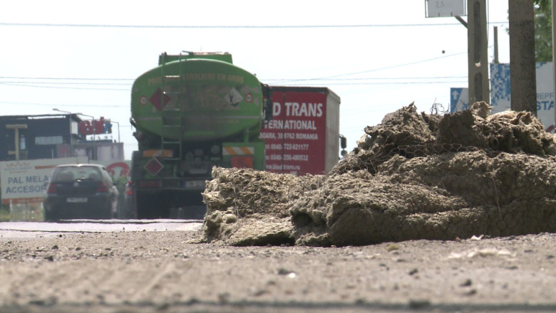 Drum periculos: bucati din izolatia unor conducte cad, pe Calea Sagului din Timisoara, in calea masinilor Imagine