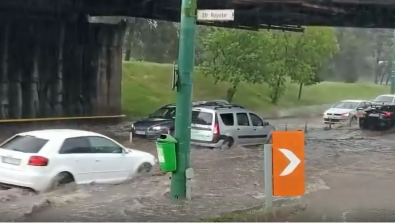 Drum plin cu apa dupa o rupere de nori in Brasov. 17 judete, sub cod galben de furtuni, grindina si vijelii Imagine