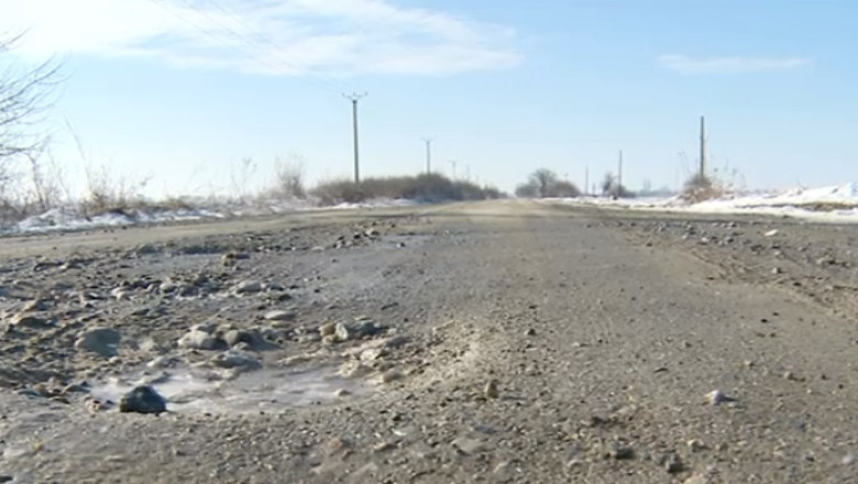 Drum salvat de manastire, in Timis. Construit in secolul al XVII-lea, nu a mai fost asfaltat pana acum Imagine