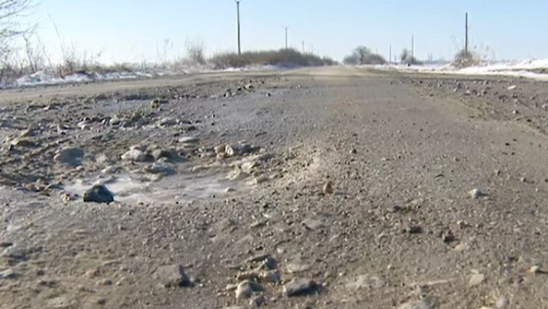 Drum salvat de manastire. Soseaua dintre Banloc si Partos a intrat pe lista de investitii abia in acest an Imagine