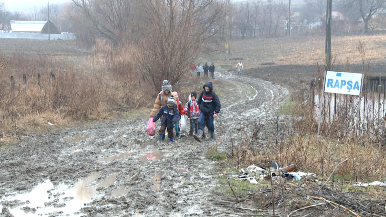 Drum spre scoala de calvar. Elevii din Pungesti merg opt kilometri prin noroi Imagine