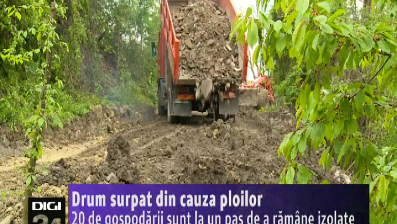 Drum surpat din cauza ploilor, in Rm. Valcea Imagine