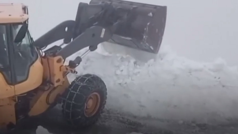 Drumarii au inceput deszapezirea pe Transalpina. Zapada masoara doi metri in unele zone Imagine