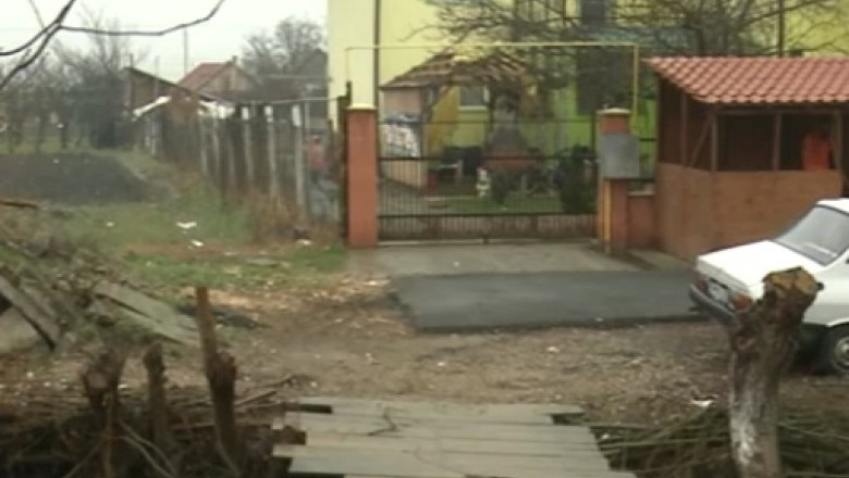 Drumul care se termina intr-un canal de scurgere Imagine