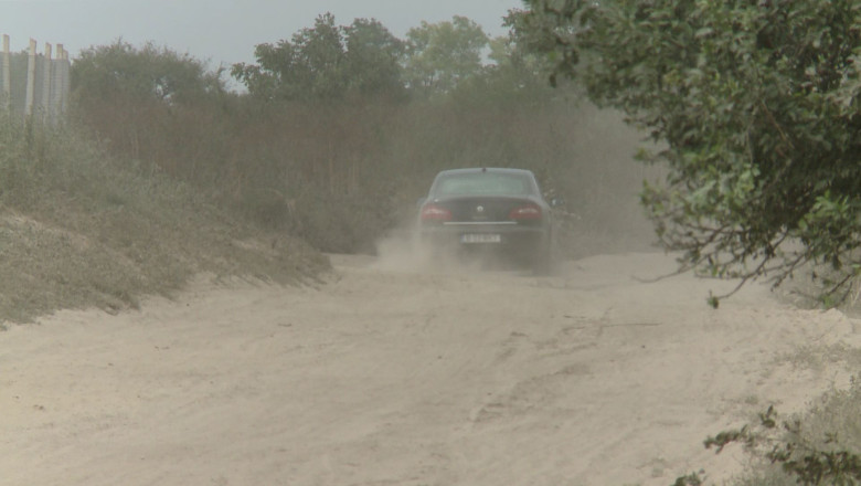 Drumul catre mare, prin lanuri de porumb. Soferii sunt nevoiti sa ocoleasca trei kilometri, prin hartoape si mult praf Imagine