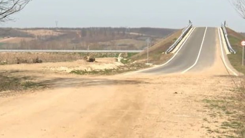 Drumul contrastelor, din lipsa de fonduri: pamant, asfalt si un pod modern Imagine