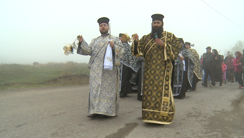 Drumul Crucii, la manastirea Hadambu. Procesiunea s-a desfasurat pe un traseu de un kilometru Imagine