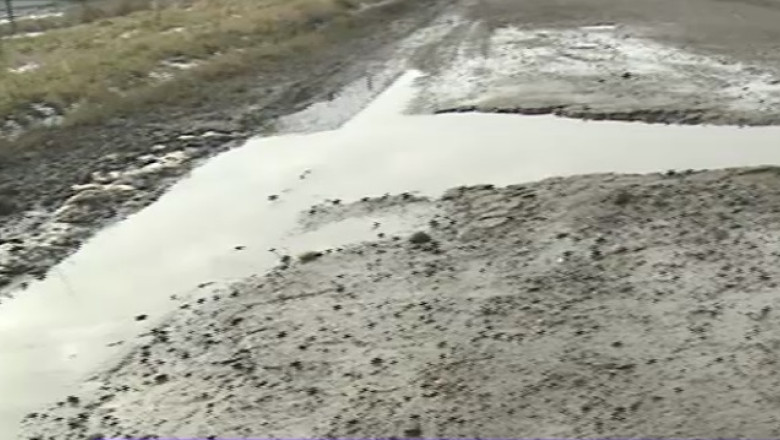 Drumul cu gropi mai mari decat o masina Imagine