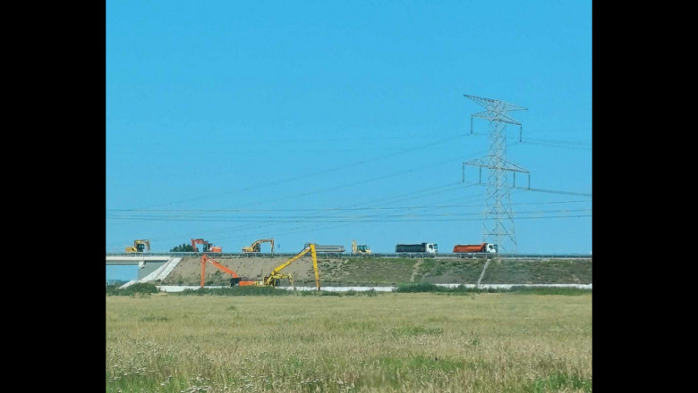 Drumul principal de legatura intre podul suspendat peste Dunare si judetul Tulcea intra din nou in reparatii inainte de inaugurare Imagine