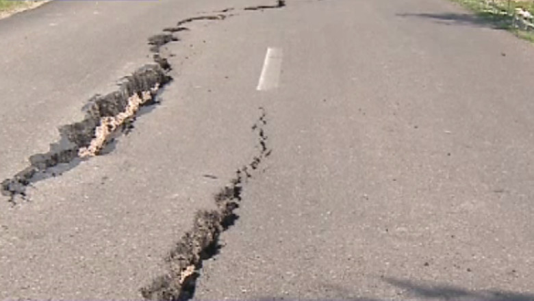 Drumul spre Hadambu s-a surpat. Crapaturile din asfalt sunt adanci de aproape un metru Imagine