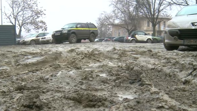 Drumul spre magistrati trece prin noroi. Parcarea de la Palatul de Justitie Iasi, o mlastina Imagine