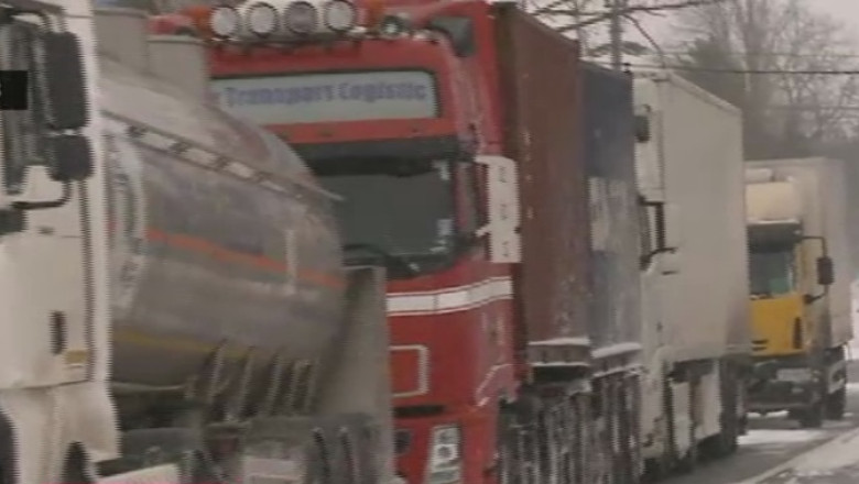 Drumul spre mare ramane inchis. Zeci de oameni isi petrec noaptea in sala de sport din Drajna Imagine