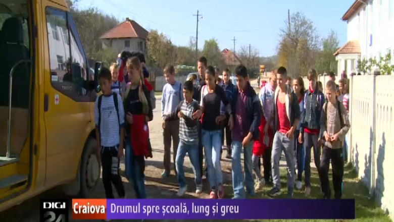 Drumul spre scoala, lung si greu. Autoritatile din Mehedinti nu au bani sa cumpere microbuze noi Imagine