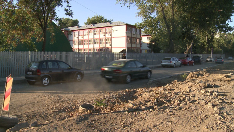 Drumul spre scoala, prin santier  Imagine