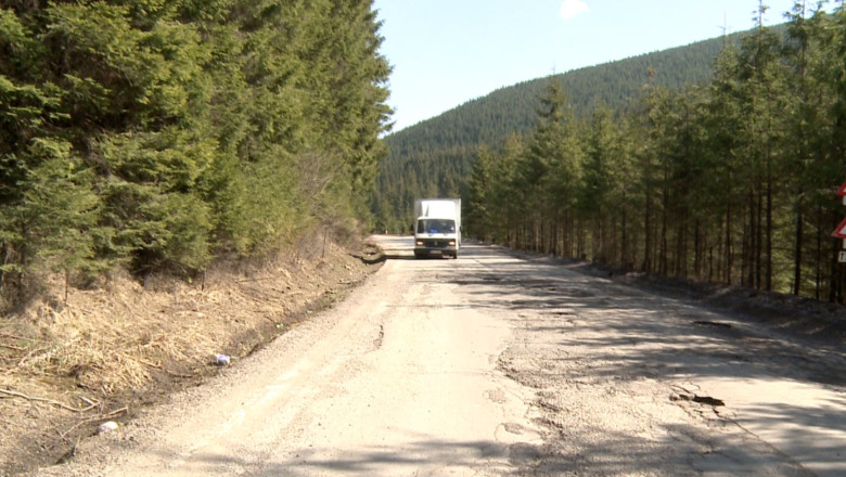 Drumuri de cosmar spre destinatii de vis: Traseul spre Ciocanesti este ocolit de turisti din cauza gropilor Imagine