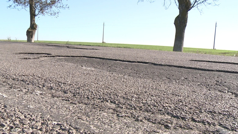 Drumuri prost facute. Soferii de camion sunt obligati sa foloseasca o ruta ocolitoare plina de gropi Imagine