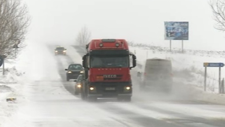 Drumuri protejate de arbori. Perdelele forestiere vor impiedica zapada de pe camp sa ajunga pe drum Imagine