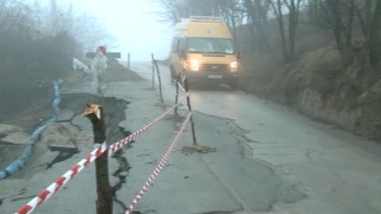 Drumuri surpate in judetul Gorj: Autoritatile nici nu le inchid, nici nu le repara Imagine