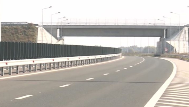 Drumurile nimanui. Pe sute de kilometri de autostrada nu exista benzinarii sau restaurante Imagine