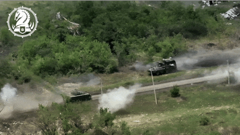 Duel „medieval” in Ucraina: Un vehicul blindat american si unul rusesc se confrunta ca doi cavaleri teutoni in turnir. Cine castiga Imagine