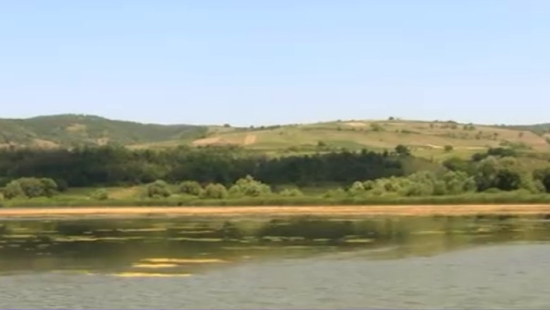 Dunarea, intre gunoaie, constructii in zone protejate si nori toxici Imagine