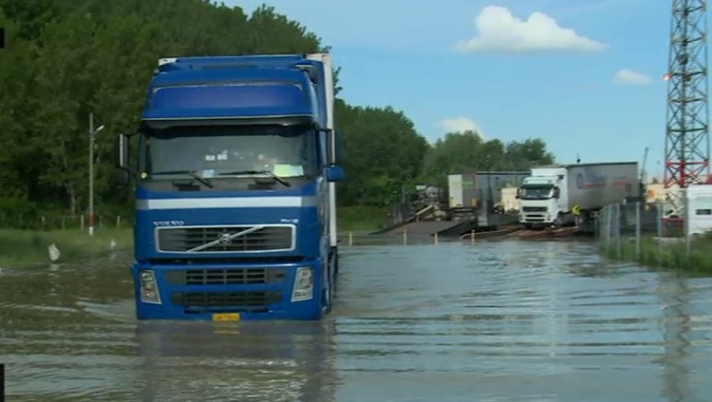 Dunarea s-a revarsat la Bechet. Autoturismele nu mai pot trece cu bacul in Bulgaria Imagine