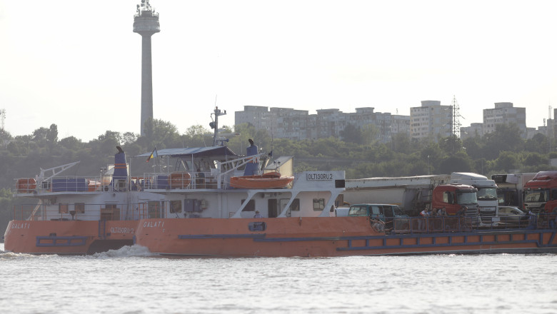 Dunarea s-a umflat la Galati. Masinile trec prin apa pentru a urca pe bac Imagine