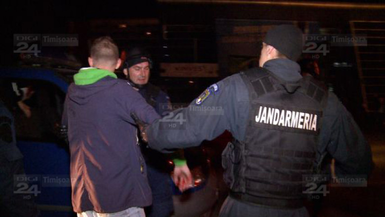 Dupa ACS Poli - Steaua a urmat meciul suporterilor, in strada. Peste 200 de jandarmi, mobilizati Imagine