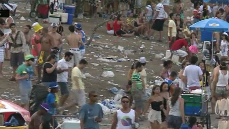 Dupa carnaval, munti de gunoaie. Strazile din Rio nu au fost curatate, pentru ca gunoierii sunt in greva Imagine