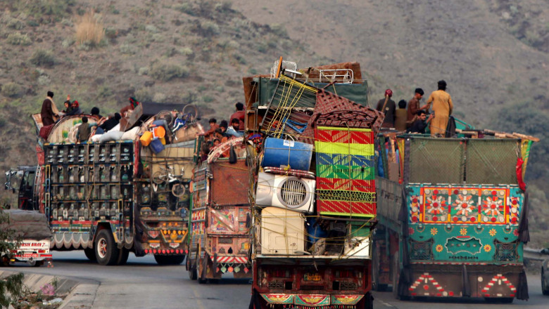 Dupa ce a fortat exodul afganilor, Pakistanul cere acum refugiatilor o taxa de iesire de 830 de dolari Imagine
