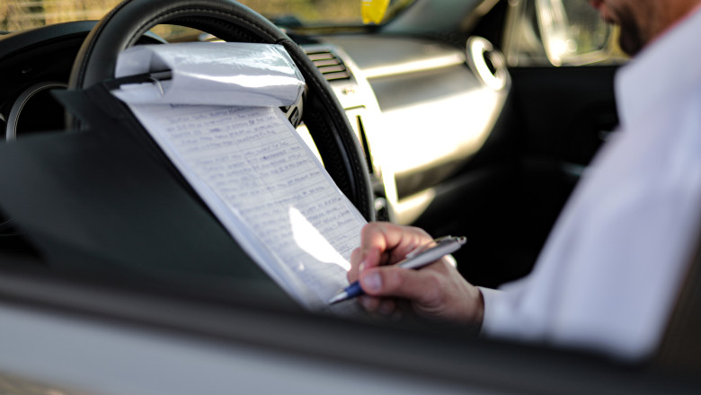 Dupa ce a picat examenul auto de 12 ori, un barbat si-a angajat o sosie care sa mearga in locul lui la a 13-a testare, in Belgia Imagine