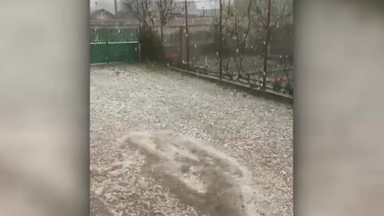 Dupa ce grindina le-a distrus gradinile, mai multi barbati din Teleorman au facut haz de necaz si au pus berea la rece in gheata cazuta Imagine